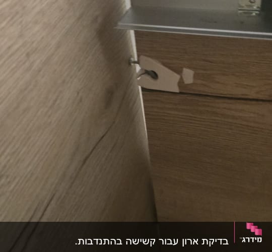 חיבורי עץ וברגים בארון נגרות
